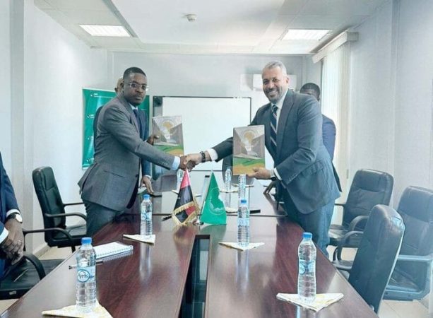 Saudação Entre os Representantes da ACITE e do CAERT