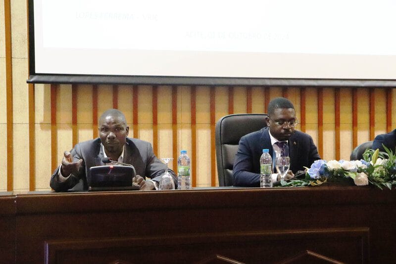 Prof. Doutor Lopes Baptista, Vice Reitor Para Investigação Cientifica Ladeado pelo Magnifico Reitor da ACITE