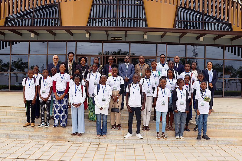 Foto de Família da ACITE com os Estudantes do Município de Belas